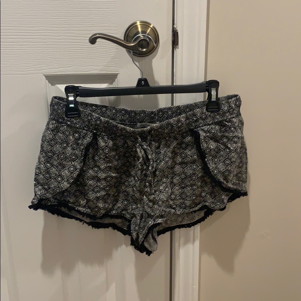 American Eagle black and white flowy shorts